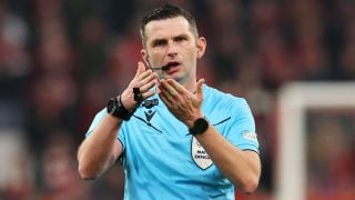 Michael Oliver, durante un partido de la Champions League. (Getty)