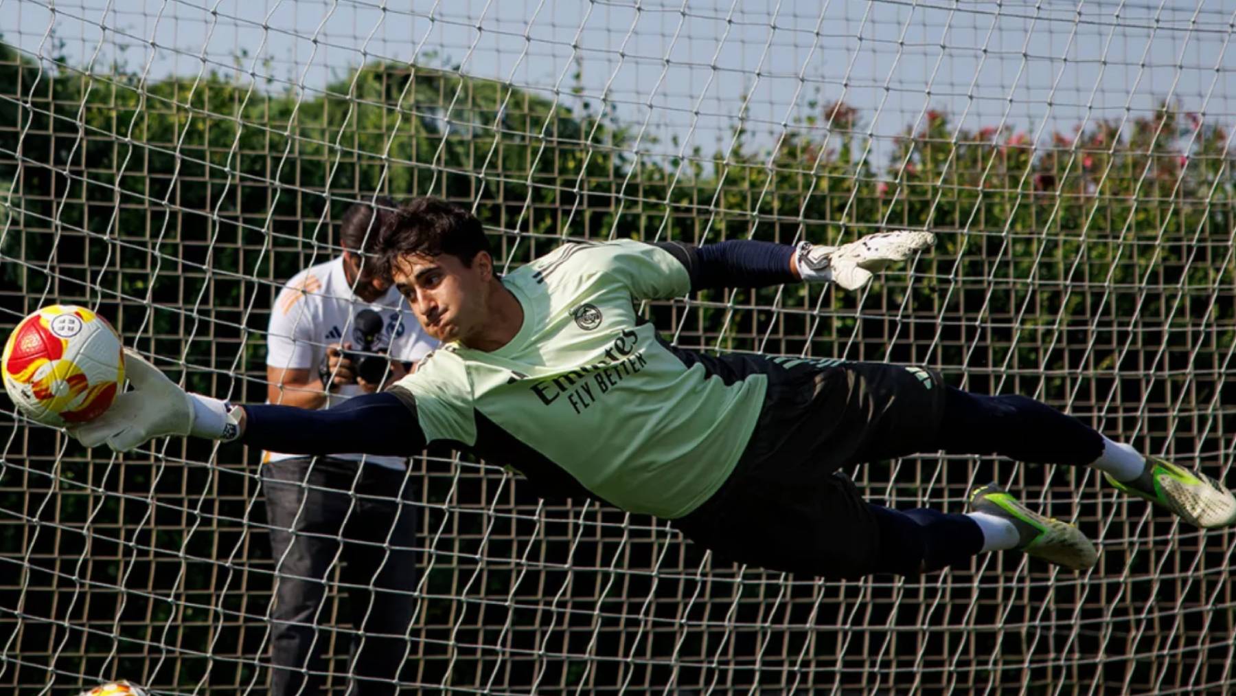 Quién es Javi Navarro, el portero que ha entrado en la convocatoria del Real Madrid: edad, altura y de dónde es