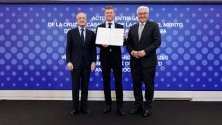 Kroos en el palco del Bernabéu. (realmadrid.com)