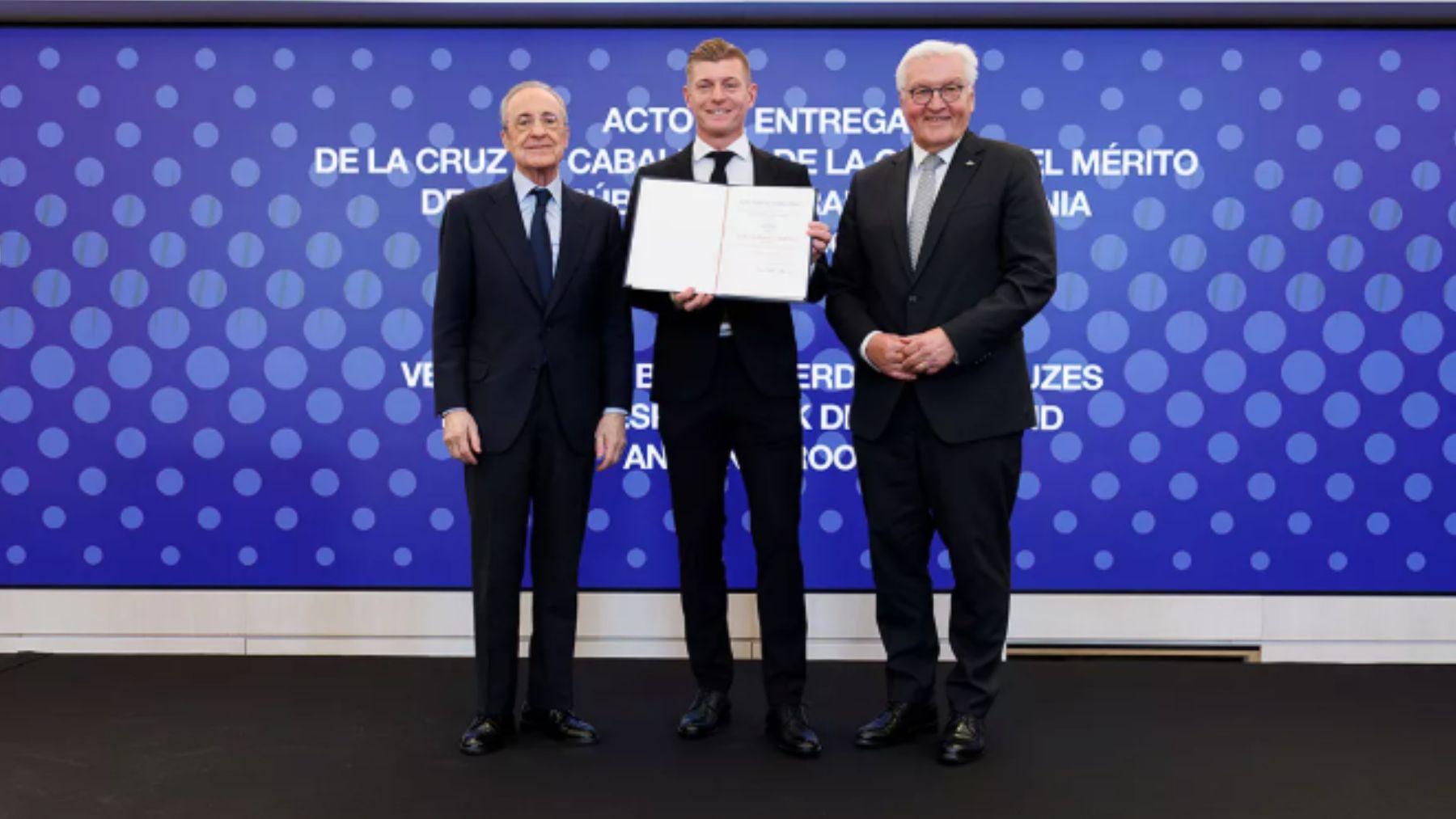 Kroos recibe en el Bernabéu la Cruz de Caballero de la Orden del Mérito de la República Federal de Alemania