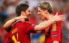 Fernando Torres y Xabi Alonso celebrando un gol con la selección española.