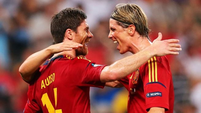 Fernando Torres y Xabi Alonso celebrando un gol con la selección española.