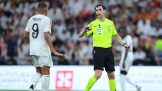 de-burgos-De Burgos Bengoetxea y Kylian Mbappé durante un partido. (Getty)-mbappe