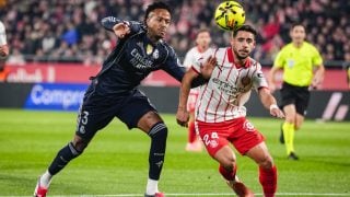 Militao defiende en una acción de los locales. (EFE)