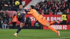Mbappé y Gazzaniga. (Getty)