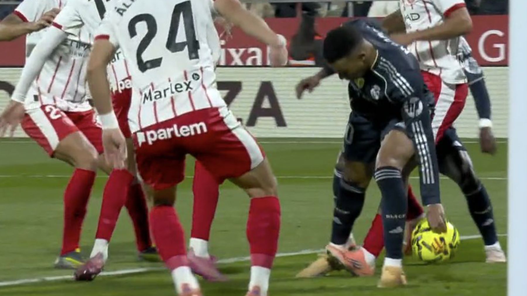 De Burgos y Pulido Santana anulan un gol de Mbappé por una mano involuntaria previa al disparo