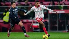 Arda Güler intenta recuperar una pelota sin éxito. (Getty)