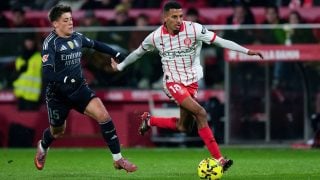 Arda Güler intenta recuperar una pelota sin éxito. (Getty)