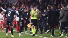 De Burgos explicando a Xabi Alonso una jugada en el Girona-Real Madrid. (Europa Press)