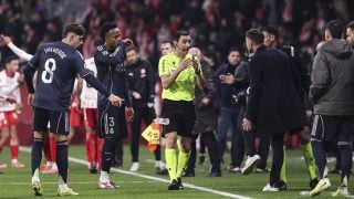 De Burgos explicando a Xabi Alonso una jugada en el Girona-Real Madrid. (Europa Press)