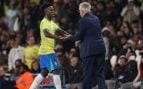 Vinicius saluda a Carlo Ancelotti tras ser sustituido.
