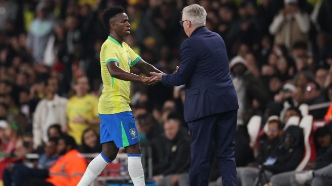 Vinicius saluda a Carlo Ancelotti tras ser sustituido.