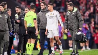 Trent Alexander-Arnold, junto a los Servicios Médicos del Real Madrid. (EP)