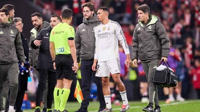 Trent Alexander-Arnold, junto a los Servicios Médicos del Real Madrid.