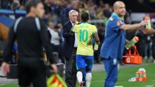 Ancelotti y Vinicius se saludan en un encuentro de Brasil. (Getty)