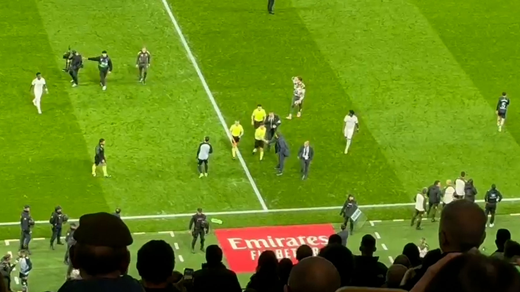 El Bernabéu paga su enfado con dos tremendas pitadas al equipo y al árbitro