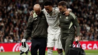 Militao abandona el campo lesionado. (EFE)