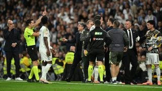 Quintero González expulsa a un miembro del banquillo del Real Madrid. (Getty)