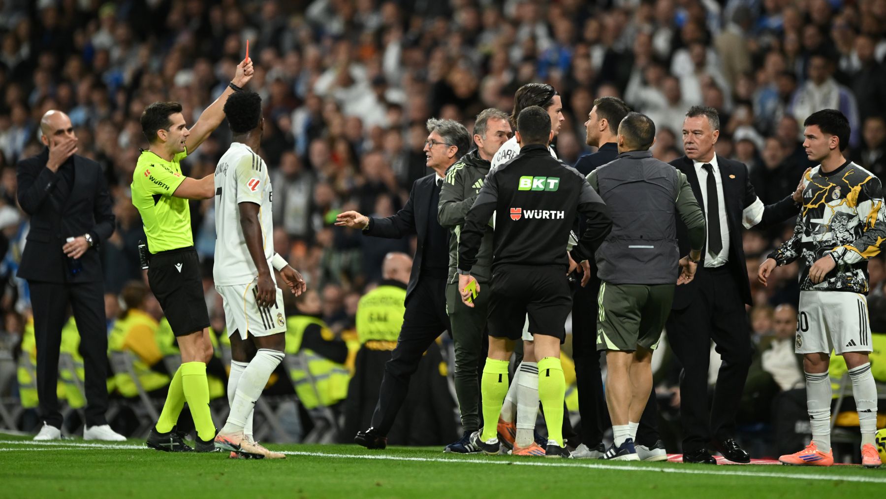 Show de Quintero González en el Bernabéu: se vuelve loco, saca cinco tarjetas y expulsa a tres madridistas