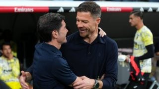 Abrazo entre Xabi Alonso y Marcelino en el último Real Madrid-Villarreal. (Getty)