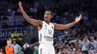 Théo Maledon, jugador del Real Madrid, celebra ante el público del Palacio. (EP)