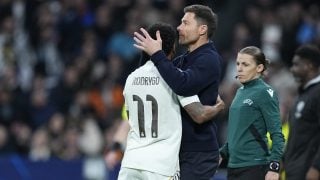 Xabi Alonso se abraza con Rodrygo tras su gol en el Real Madrid-Manchester City. (Europa Press)