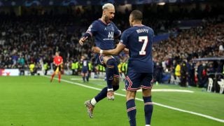 Kylian Mbappé y Neymar celebran un gol ante el Real Madrid. (Getty)