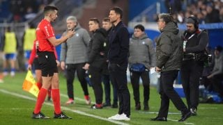 Xabi Alonso habla con el árbitro. (Getty)