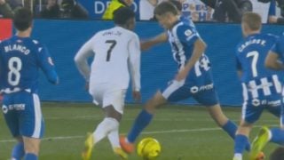 Tenaglia impacta en la pierna izquierda de Vinicius, pero el árbitro no señaló nada. (Captura de pantalla)