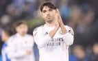 Raúl Asencio saluda a la afición del Real Madrid después de un partido. (Europa Press)