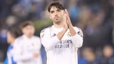 Raúl Asencio saluda a la afición del Real Madrid después de un partido. (Europa Press)