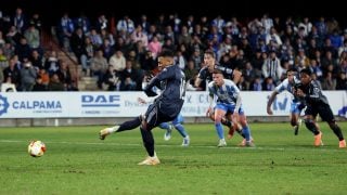 Mbappé marca de penalti. (Getty)