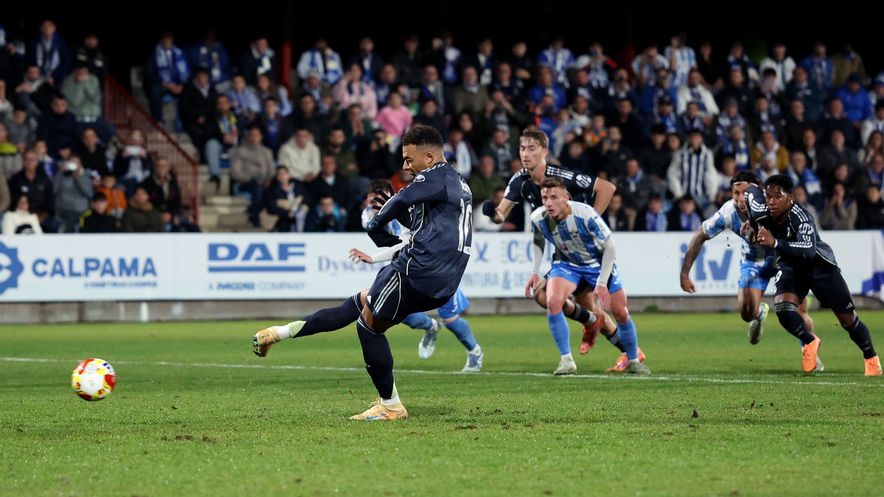 Mbappé lo hace todo: gol de penalti, doblete y se inventa un gol en propia tras un jugadón