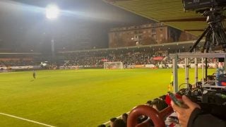 El estadio de El Prado cantó contra Pedro Sánchez.