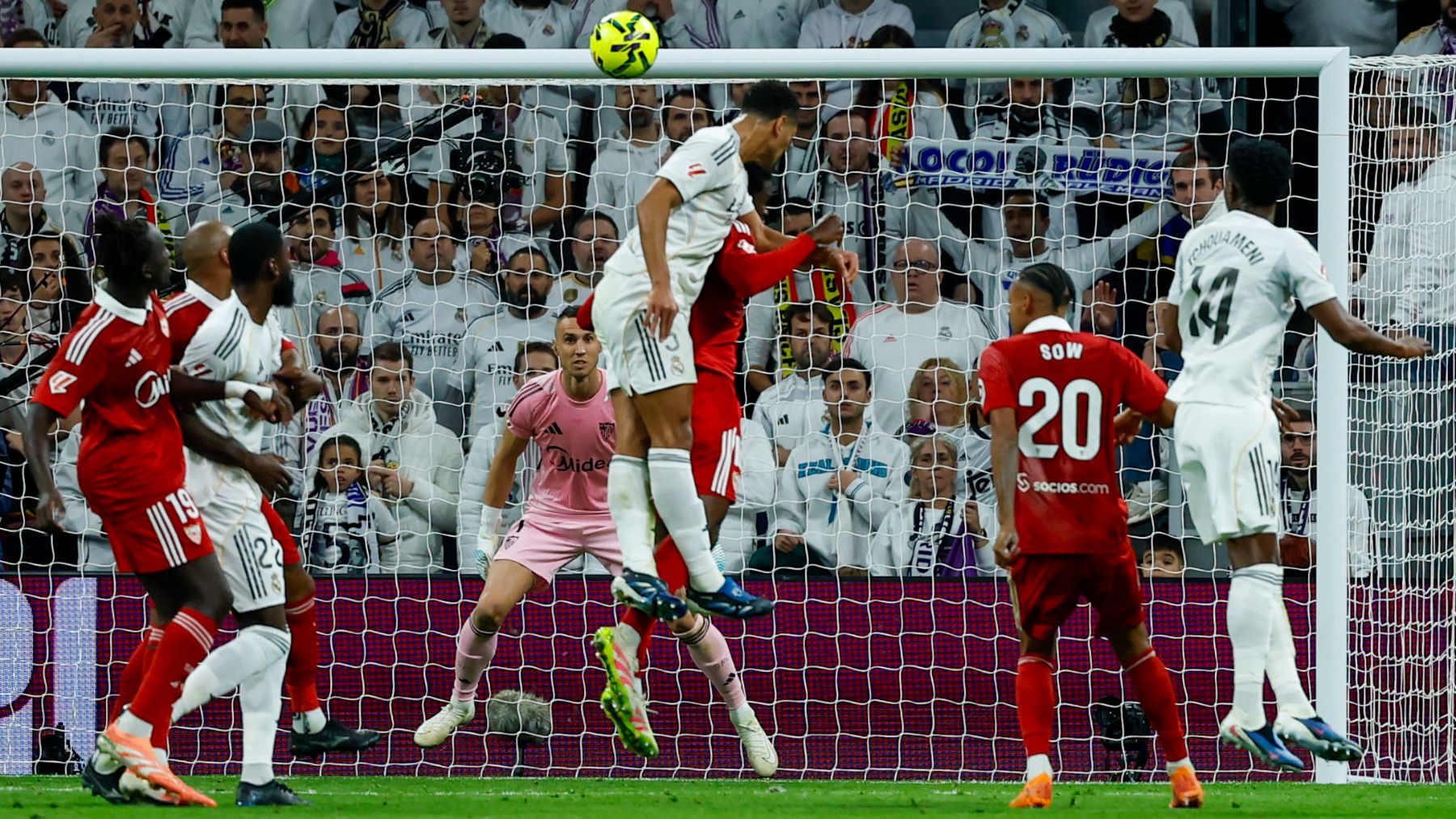 Bellingham abrió la lata con un cabezazo marca de la casa