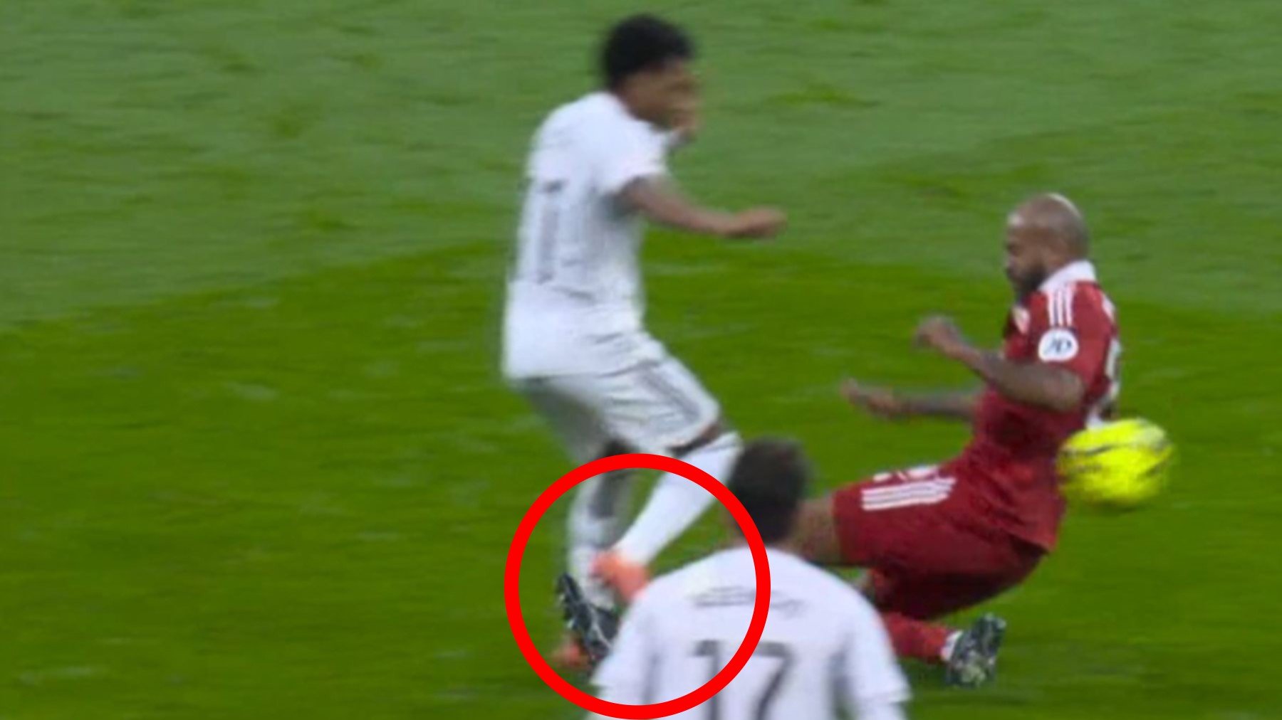 Muñiz Ruiz e Iglesias Villanueva lo vuelven a hacer: evitan expulsar a Marcao por otra entrada criminal