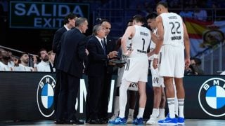 Scariolo da indicaciones a sus jugadores. (EP)