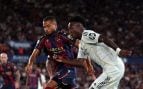 Vinicius intenta un regate en el Levante-Real Madrid. (Getty Images)