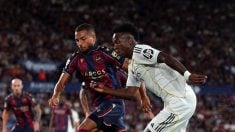 Vinicius intenta un regate en el Levante-Real Madrid. (Getty Images)