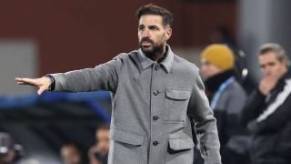 Cesc Fábregas da instrucciones durante un partido con el Como. (Getty)