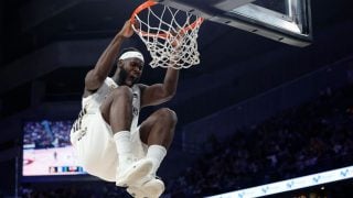 Garuba hace un mate en el Real Madrid Unicaja. (EFE)