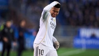 Kylian Mbappé se lleva las manos a la cabeza durante un partido. (Getty)