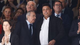 Florentino Pérez y Ronaldo Nazario, durante un Real Madrid-Real Valladolid. (EP)