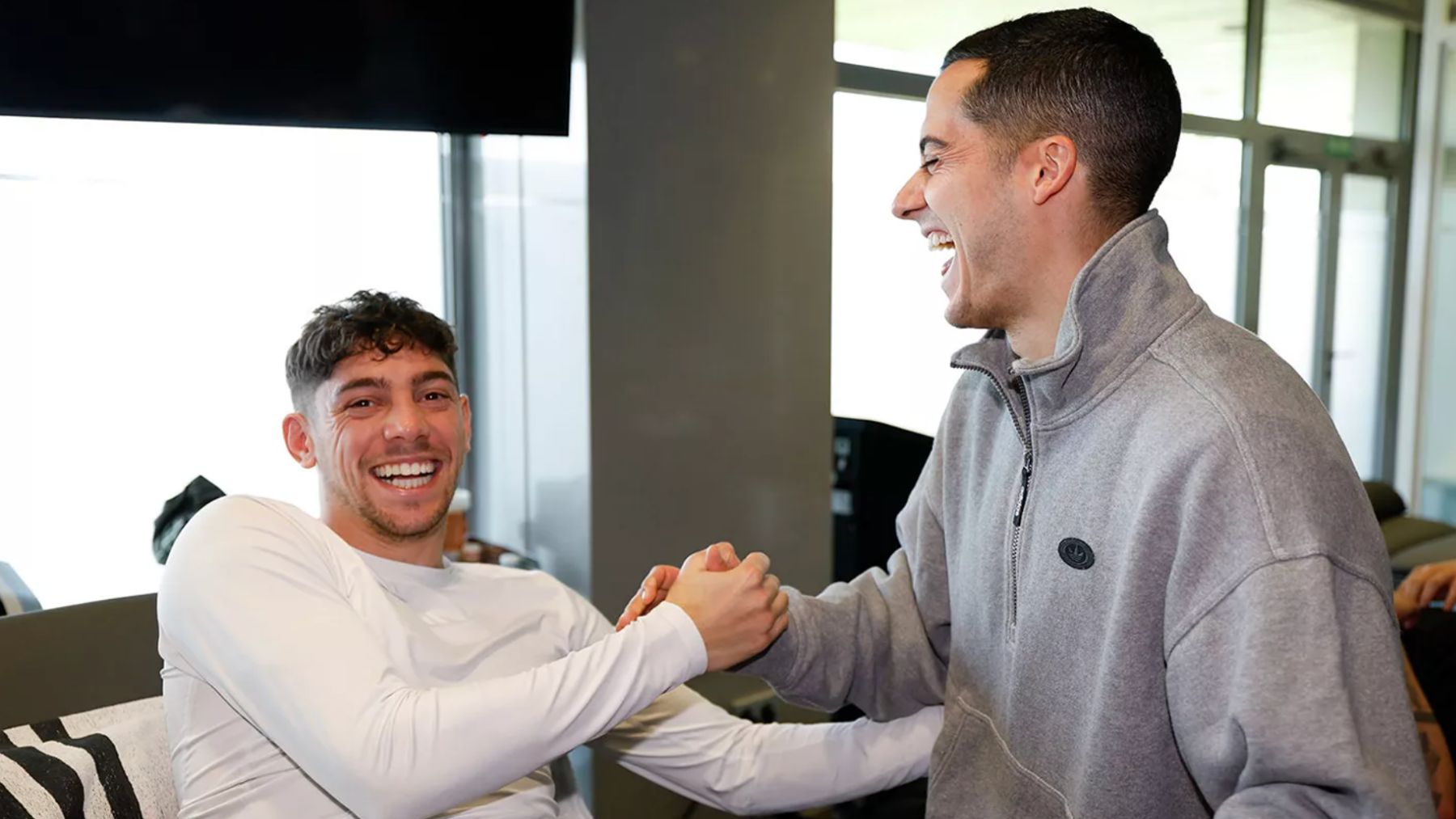 Lucas Vázquez regresa a las instalaciones del Real Madrid para visitar a sus ex compañeros
