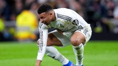 Kylian Mbappé, dolorido ante el Sevilla. (Getty)