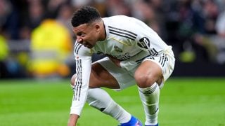 Kylian Mbappé, dolorido ante el Sevilla. (Getty)