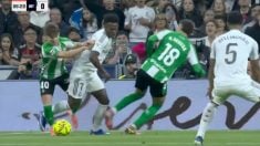 Captura de pantalla del penalti sobre Vinicius.