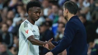 Xabi Alonso y Vinicius se saludan. (EFE)