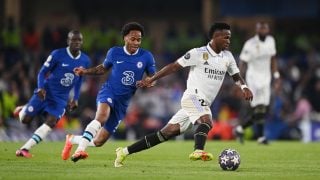 Vinicius, perseguido por la defensa del Chelsea. (Getty)