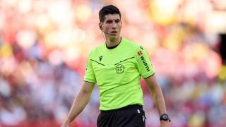 Busquets Ferrer arbitra un partido. (Getty)